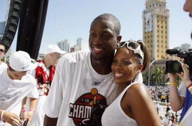 杨瀚森首发出战7分54秒，得到1篮板1失误4犯规。（杨瀚森首发仅出战7分54秒，数据为1篮板、1失误、4次犯规）