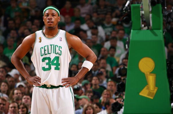 凌空斩世界波，王燊超当选中超官方第29轮最佳球员（凌空世界波定乾坤，王燊超荣膺中超第29轮官方最佳球员）