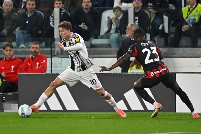 阿斯：皇马对贝林被肘后裁判未看回放感到愤怒，认为标准不一（阿斯：皇马不满裁判未回看贝林被肘，质疑判罚尺度不一）