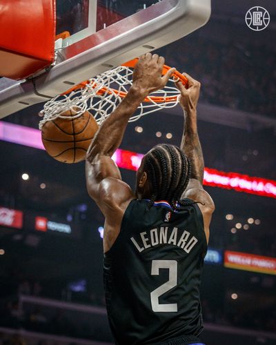 马尔卡宁持续得分表演，半场17分扛起进攻大旗（马尔卡宁手感火热，半场17分领衔进攻）